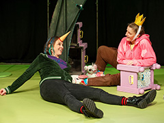 Theater Zwei Schauspielerinnen auf einer Bühne