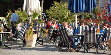 Menschen sitzen bei sonnenschein gemütlich im Straßencafé am Neuen Markt in Leinfelden