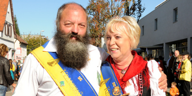 Otto (links) und Erika Neuberger (rechts) repräsentieren als Krautkönigspaar das Filderkrautfest