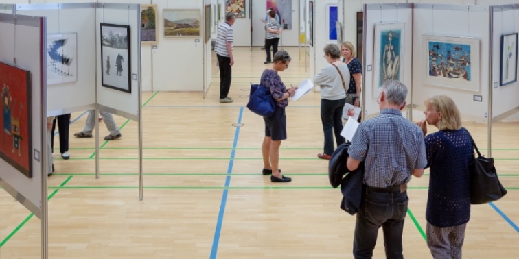 Besucher einer Kunstausstellung