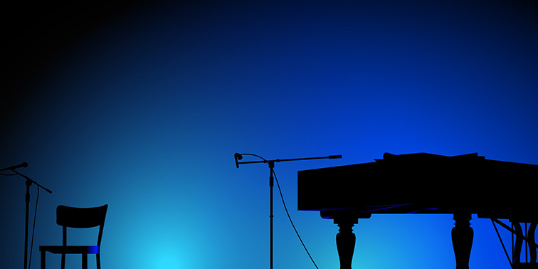 Umriss eines Klaviers auf einer Bühne mit blauem Hintergrund