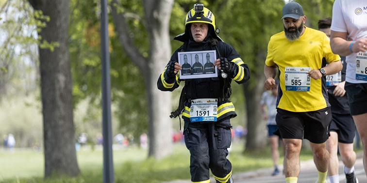 Marathonläufer in Feuerwehrkleidung