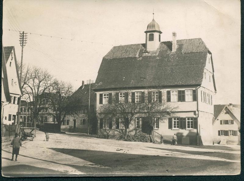 Die Ortslesebücherei war zuerst im Rathaus Echterdingen untergebracht.