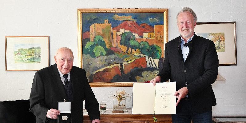 Heinz Belz bei der Übergabe der Bürgermedaille der Stadt Leinfelden-Echterdingen im Dezember 2021
