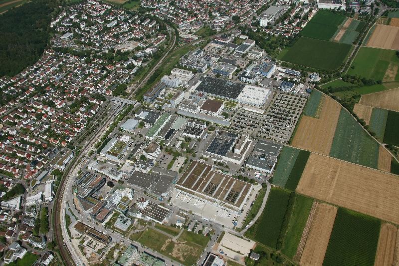 Luftaufnahme eines großen Industriegebiets mit zahlreichen Fabriken und Lagerhäusern.