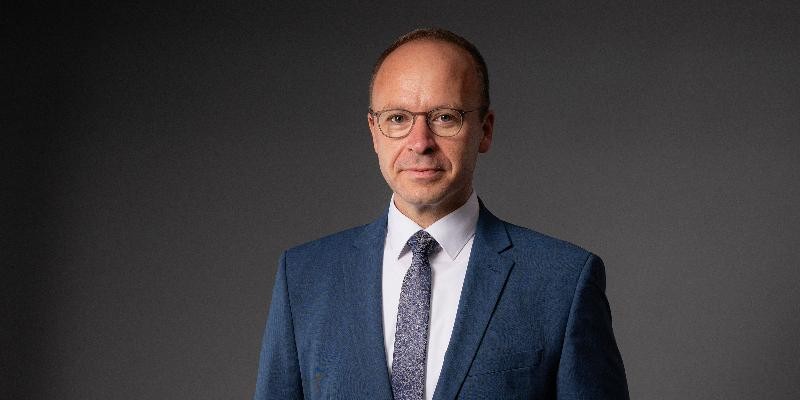 Porträt von Oberbürgermeister Otto Ruppaner im Anzug vor dunklem Hintergrund.
