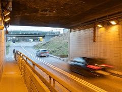 Autos fahren durch einen Tunnel