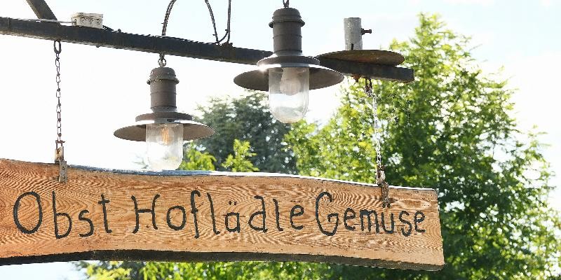 Holzschild mit Aufschrift Obst.Hoflädle.Gemüse