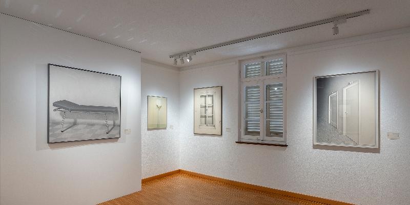 Menschen betrachten Bilder in einer Kunstgalerie