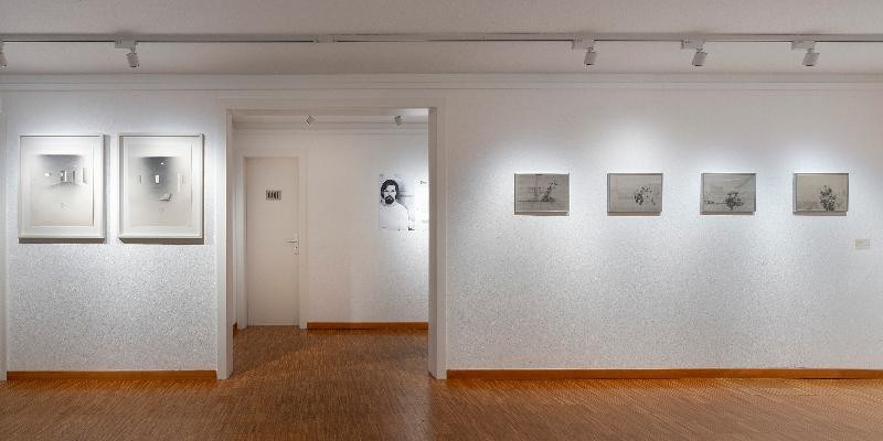 Senior betrachtet Bilder in einer Kunstgalerie