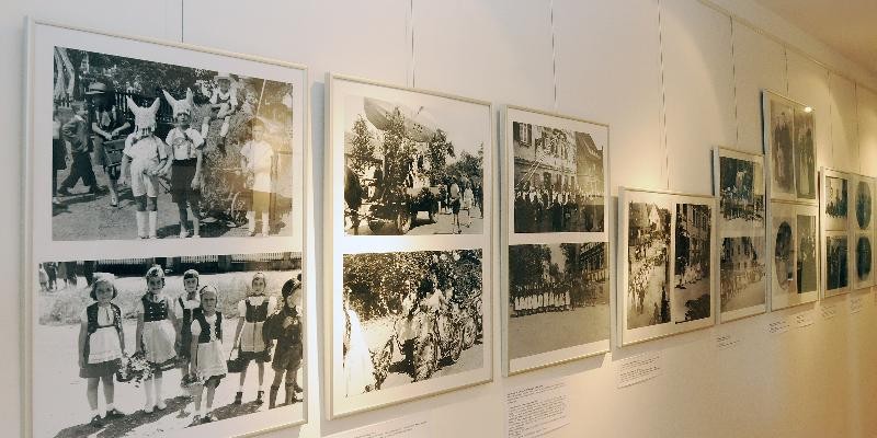 Veröffentlichungen machen Stadtgeschichte zum Greifen nah Viele Schwarz-Weiß-Fotos hängen an einer Ausstellungswand
