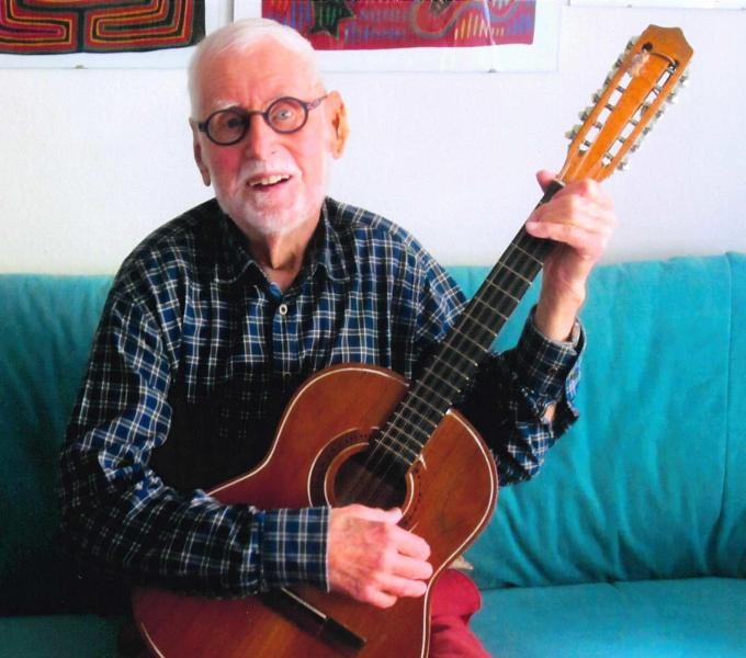 Wolfgang Joachim Müller mit seinem kolumbianischen Instrument "Tiple". Bild: Wolfgang Joachim Müller