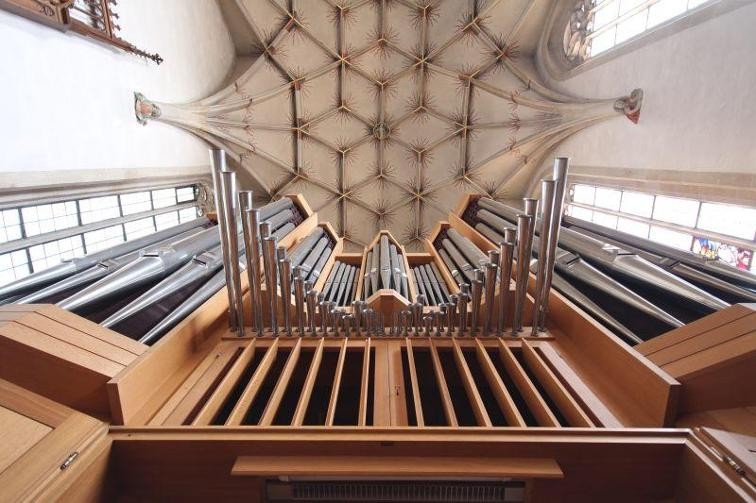 Ansicht der Orgel von unten ins Chorgewölbe