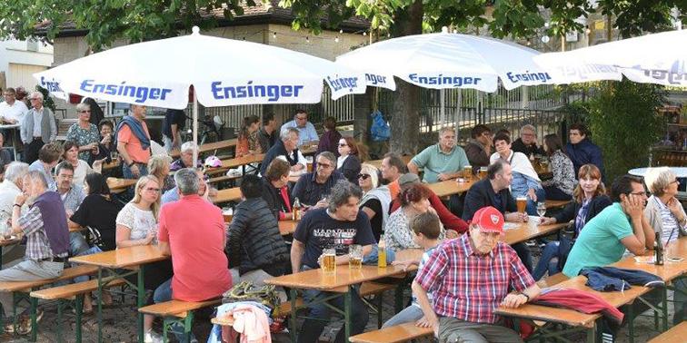 Zahlreiche Menschen bei einer Hocketse