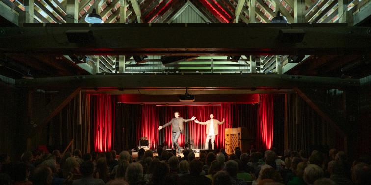 Die Moderatoren stehen während der Open Stage auf der Bühne der Mäulesmühle.