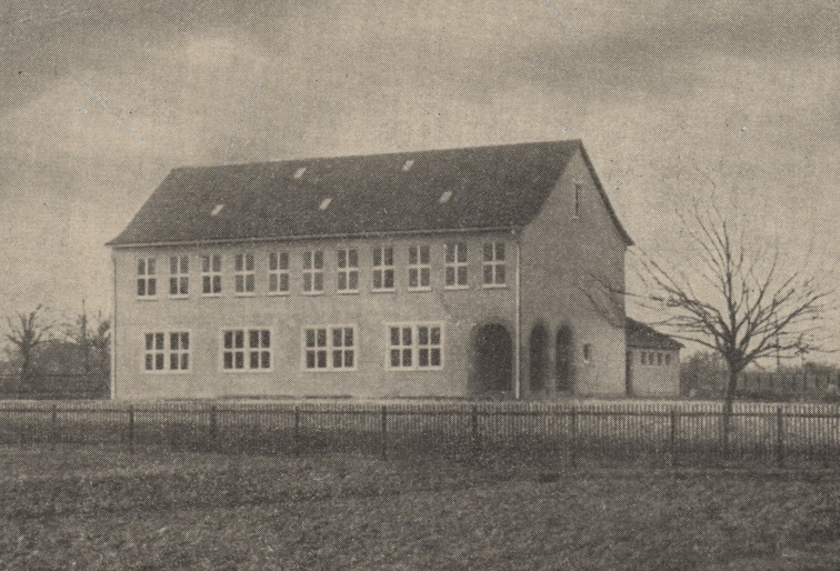 Der 1937 eröffnete Schulbau