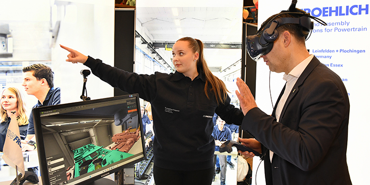 Börse deiner Zukunft Ein Messebesucher mit VR-Brille auf dem Kopf