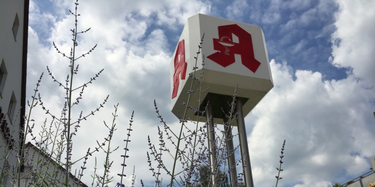 Schild mit klassischem, rot-weißen Apotheken-Logo („A“).
