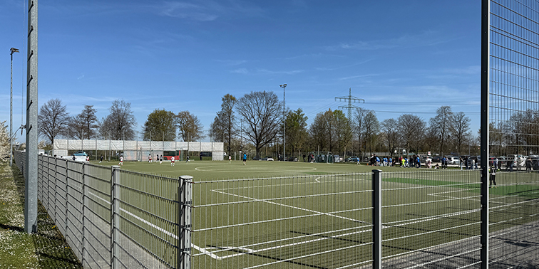 Rote Tartanbahn und Zuschauertribüne des Sportstadions Leinfelden