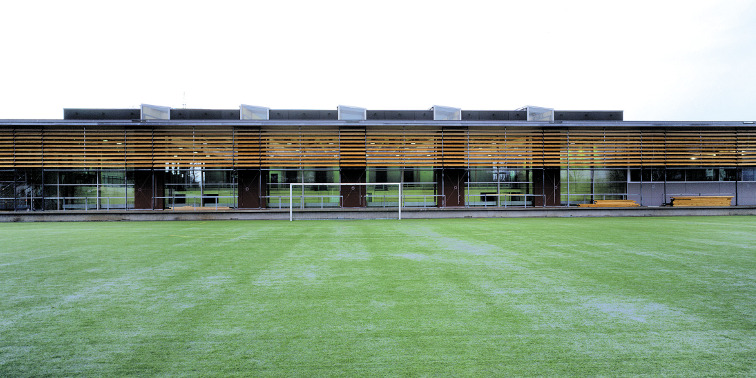 Sporthalle im Sportpark Goldäcker mit Fußballplatz im Vordergrund