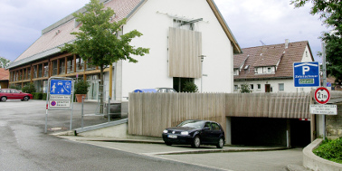 Blauer PKW fährt aus Tiefgarage Zehnscheuer in Echterdingen heraus