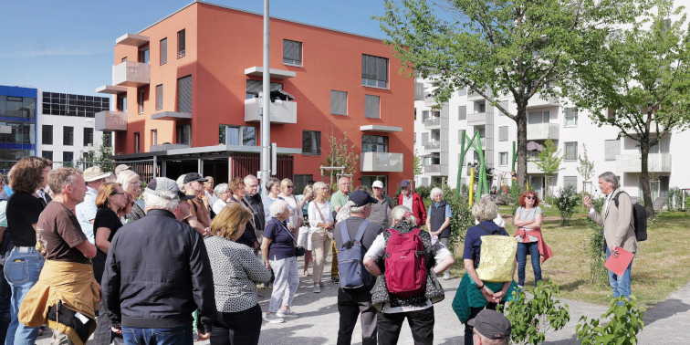 Eine Gruppe von Menschen nimmt an einem Stadtspaziergang durch das Neubaugebiet Schelmenäcker in Leinfelden-Echterdingen teil. 
