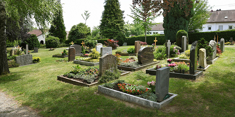 Friedhof mit mehreren Grabsteinen und gepflegten Gräbern in Stetten.