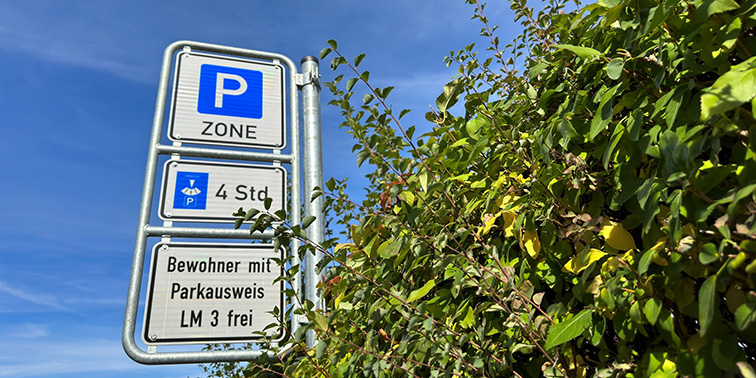 Weiß-blaues Straßenverkehrsschild mit Aufdruck "P Zone"