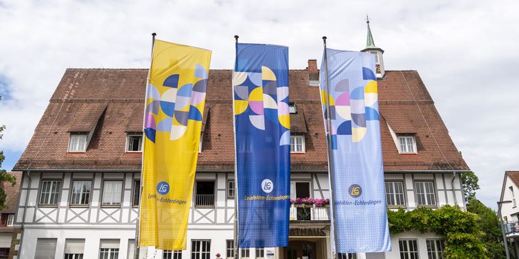Neue Fahnen vor dem Rathaus in Leinfelden