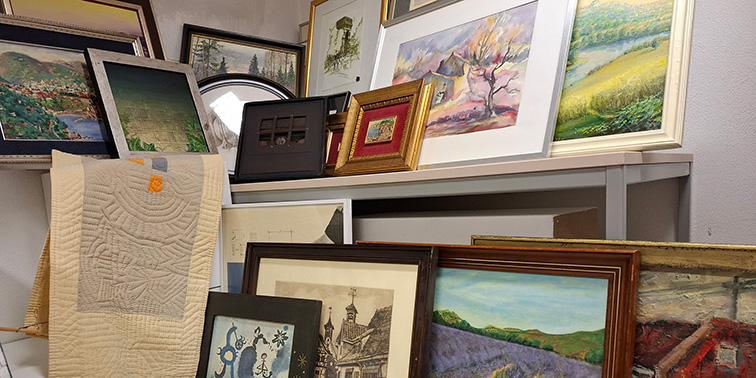 Kunst für alle: Stadt bietet Gemälde & Zeichnungen zum kleinen Preis Ein Lagerraum mit zahlreichen Gemälden und Kunstwerken