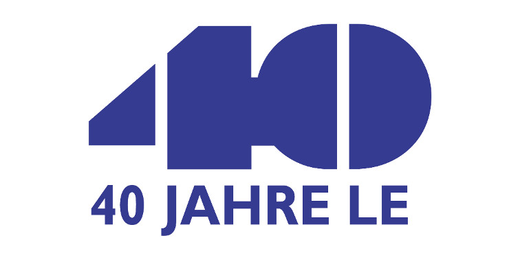 Logo: eine große blaue 40 oben, Zeile darunter "40 JAHRE LE" in blau – auf weißem Hintergrund