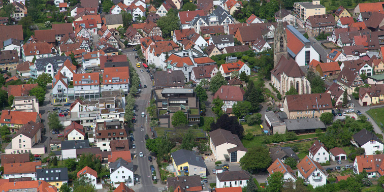Luftaufnahme, u. a. mit altem und technischem Rathaus und der Stepahnuskirche in Echterdingen