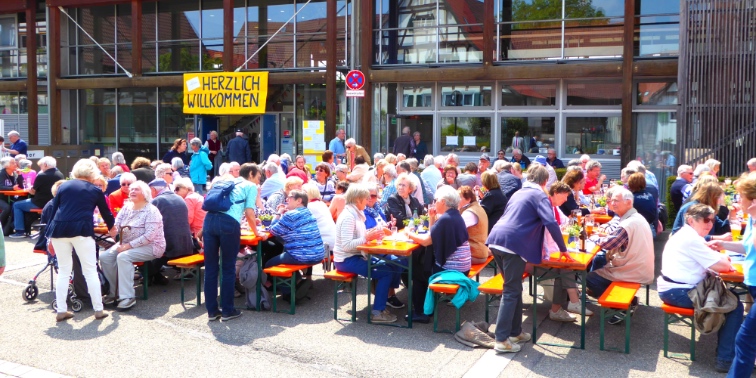 Vielfältiges Angebot für Senioreninnen und Senioren in Leinfelden-Echterdingen Seniorengruppe bei einer Hocketse vor der Zehnscheuer Echterdingen