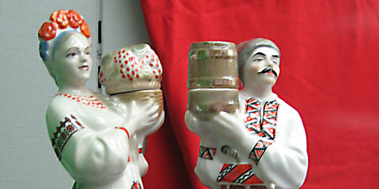 Paar in ukrainischer Tracht als Wodka-Flaschen mit Trinkbecher