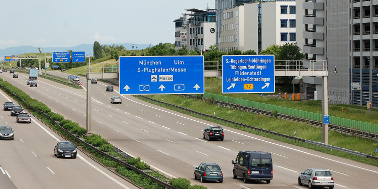 Autos unterwegs auf der A8 auf der Höhe der Autobahnausfahrt Leinfelden