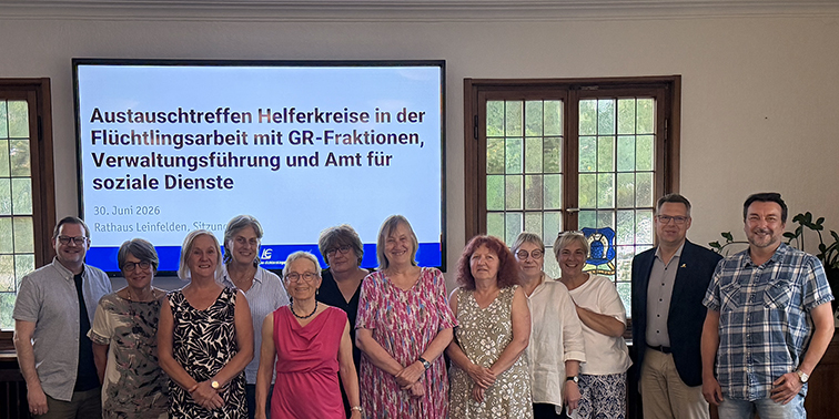 Gruppenfoto beim Austauschtreffen zur Flüchtlingsarbeit im Rathaus Leinfelden