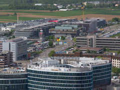 Gewerbe- und Indsurtiegebäude im Flughafenumfeld