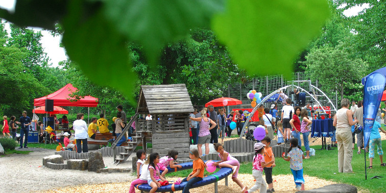 Betreuungsmodell LE Viele Kinder auf einem Spielplatz