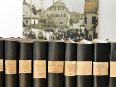 Stadtarchiv Bücher mit restaurierten Ausgaben des Filder-Boten im Stadtarchiv Musberg