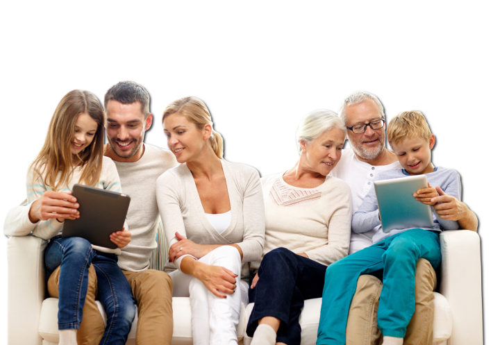 Familie auf Sofa mit Laptop und Tablet-PC