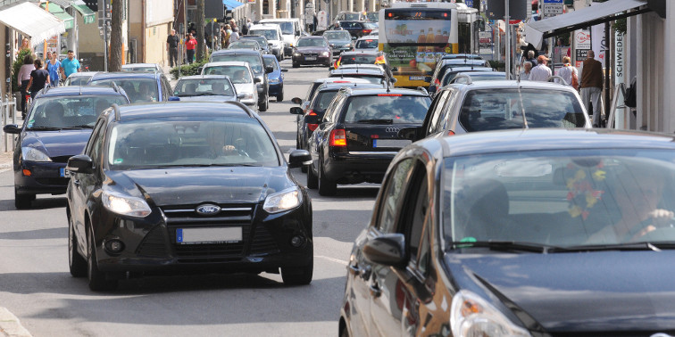 Von Autos stark frequentierte Echterdinger Hauptstraße