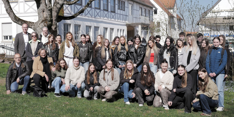Gastschüler aus Voghera sitzen im Freien vor der Rathaus Leinfelden.