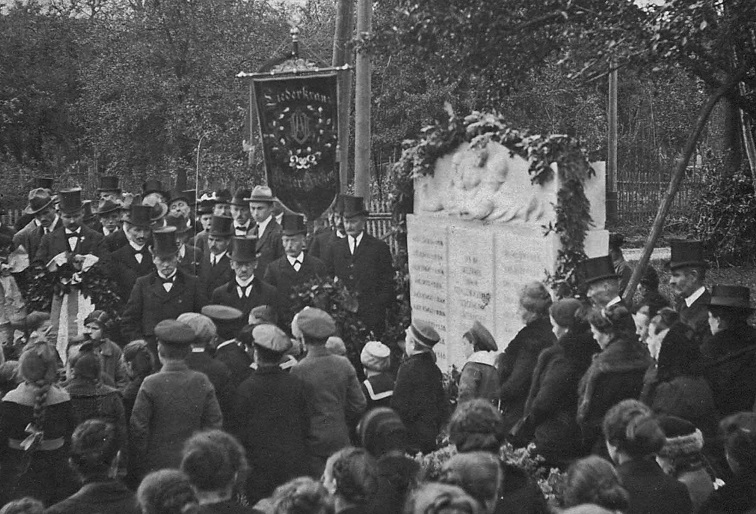 Einweihung des Gefallenendenkmals Einweihung des Gefallenendenkmals