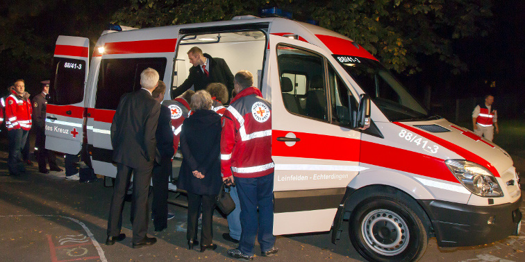 Mehrere Interessenten lassen sich die Funktionsweise eines neuen DRK-Rettungsfahrzeuges erklären