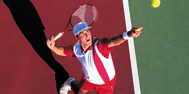 Tennisspieler auf Tennisplatz beim Aufschlag