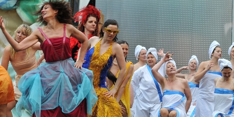 Schauspielerinnen proben AIDA-Musical auf Stettener Freilichtbühne