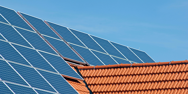 Solaranlage auf einem Ziegeldach unter blauem Himmel