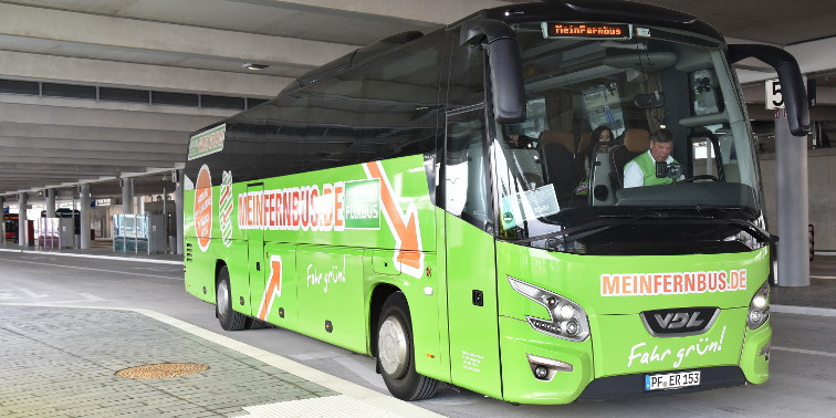 Grün-orange lackierter Fernbus am Stuttgart Airport Busterminal