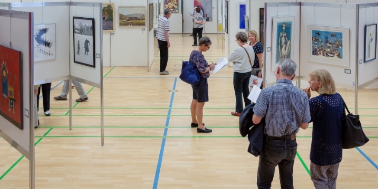 Kunstwerke auf Zeit Besucher einer Kunstausstellung