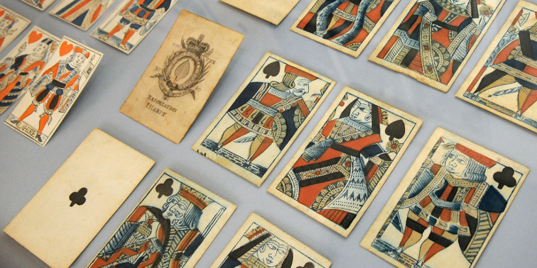 Mehrere Spielkarten in Museumsvitrine